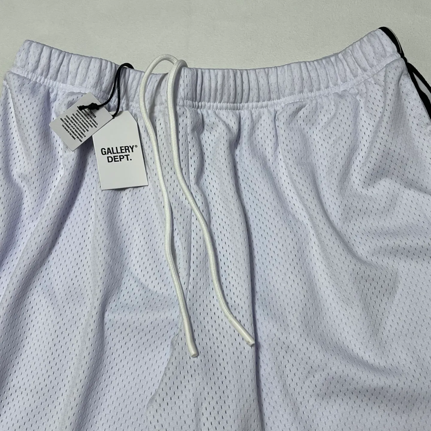 GALLERY DEPT. VENICE COURT SHORTS English mesh shorts Logo webbing wide-leg basketball shorts Black and white S-XL Original molding Loose wide-leg version American boys' first choice Breathable mesh fabric Superimposed soft material inside Comfortable and easy to match Custom-woven original consistent webbing/main mark/component wash mark Details are enlarged to follow